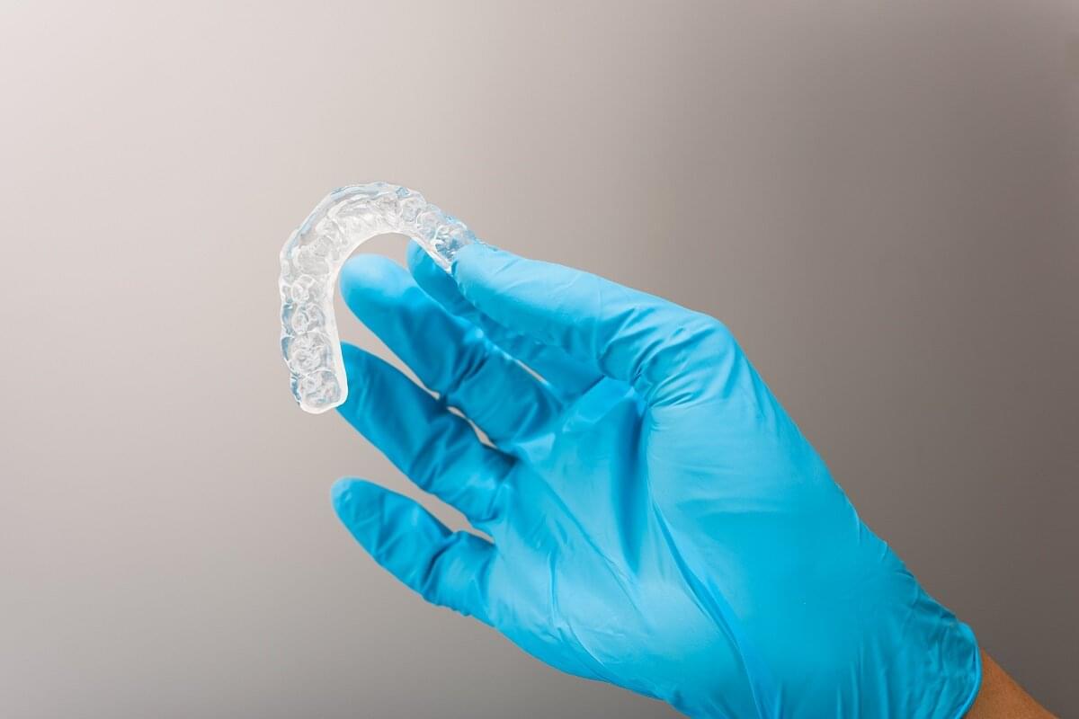 O dentista realizará a confecção de placas interoclusais que você deverá utilizar antes de dormir - Reprodução AdobeStock