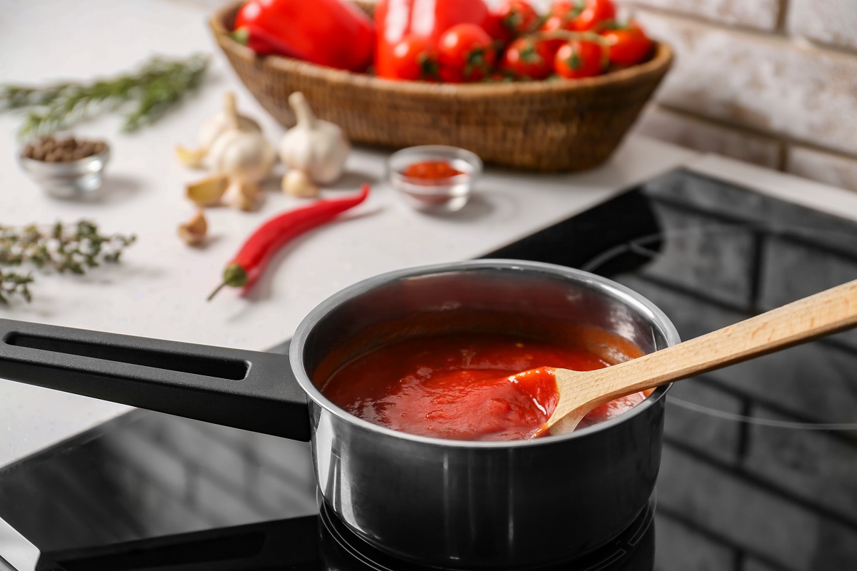 O molho de tomate está ganhando cada vez mais espaço nos pratos dos brasileiros - Reprodução AdobeStock
