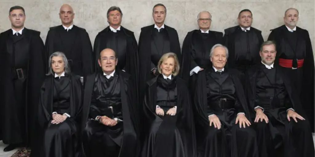 Os ministros do STF usarão oficialmente essas novas togas na próxima quarta-feira (01), na abertura do ano judiciário.