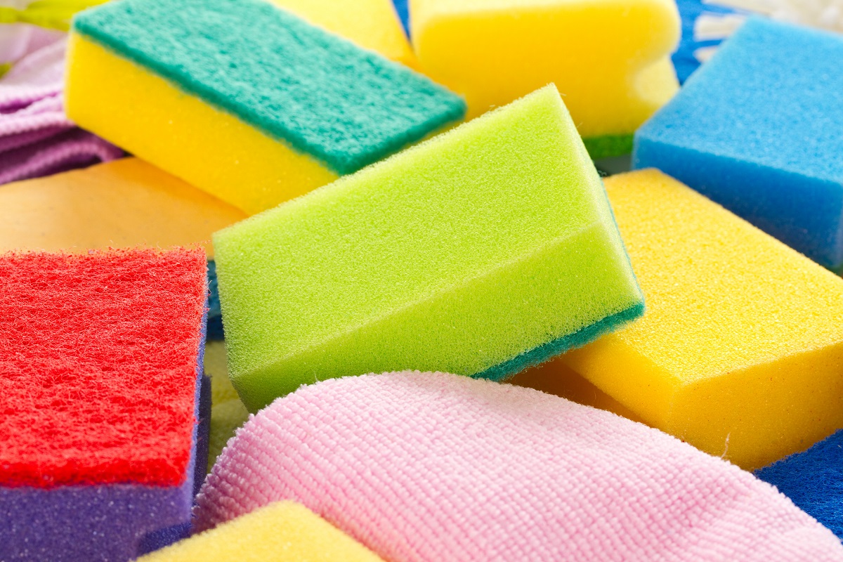 A esponja de lavar louças é um item muito versátil e prático - Reprodução AdobeStock