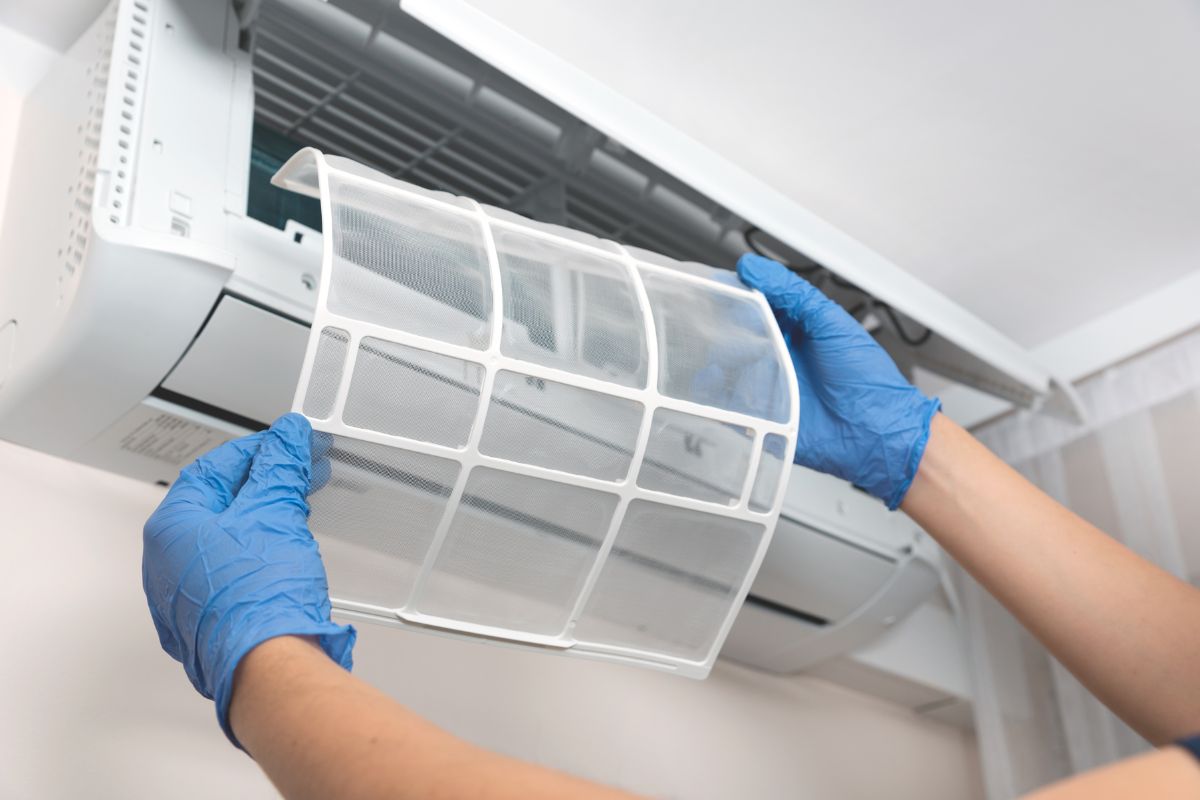 Limpe o filtro do ar condicionado- Reprodução Canva