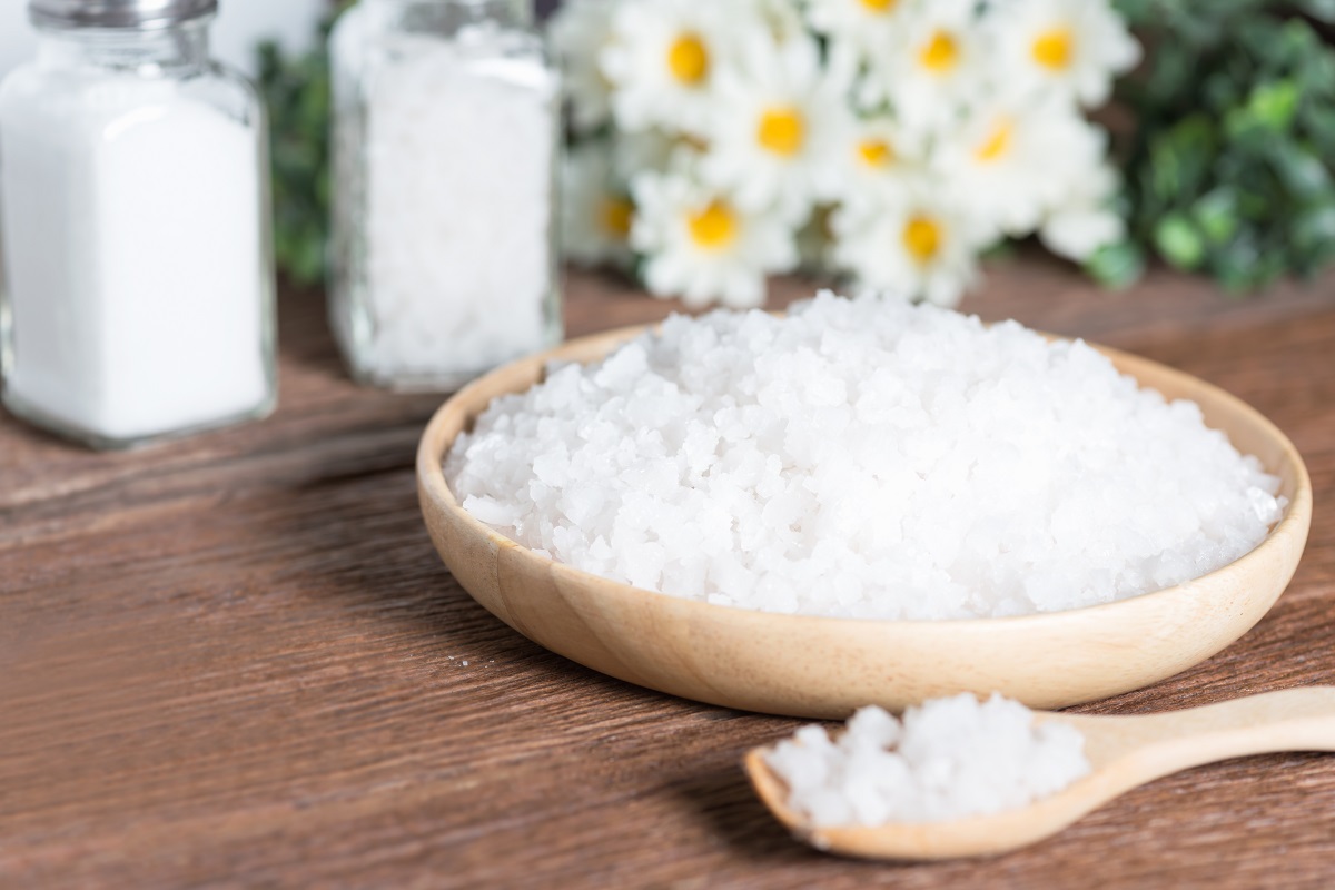 O sal contém muitas substâncias abrasivas, que contribuem para o desentupimento - Reprodução AdobeStock