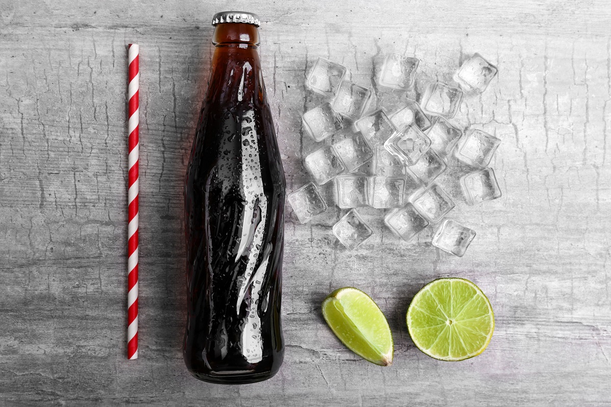 A coca cola potencializa na hora de remover manchas dos vidros - Reprodução AdobeStock
