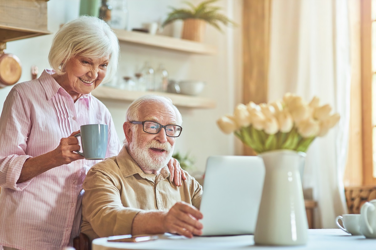 O limite de idade é de 65 anos para homens e 62 anos para mulheres - Reprodução AdobeStock