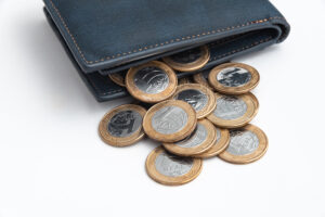 saque de dinheiro esquecido moedas dentro de uma carteira 