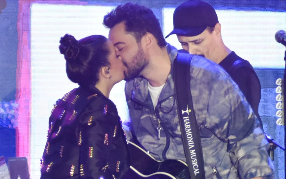 Maiara e Fernando se beijam em show após reatar pela 11ª vez