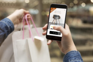 dia do consumidor 2023 pessoa fazendo compras pelo celular