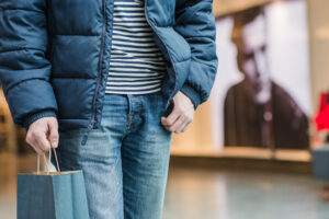 taxas de compras no exterior: Homem segurando sacola de compras 