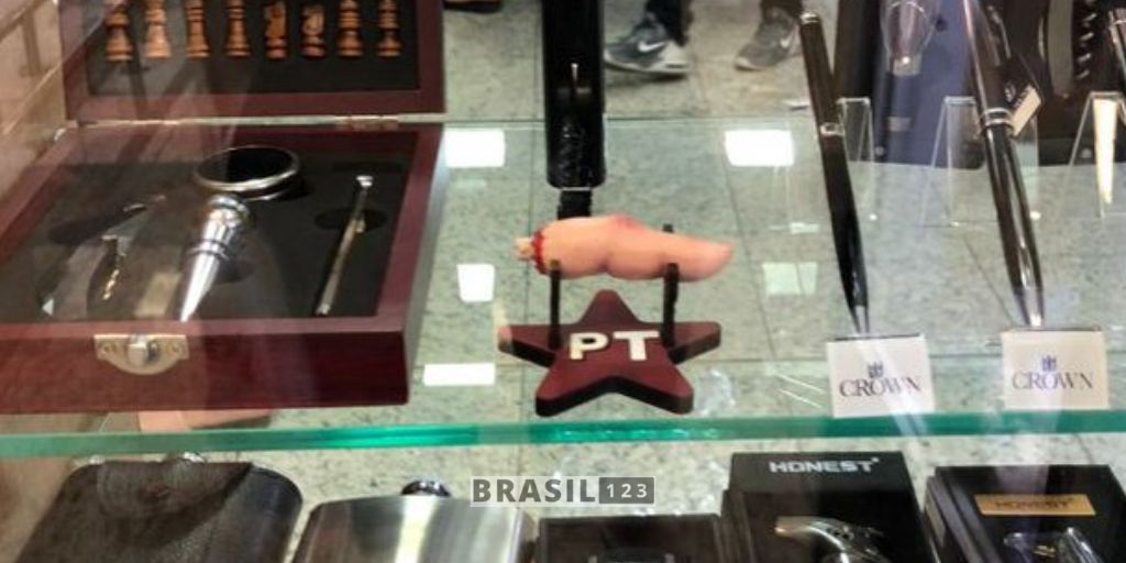 Na imagem é possível ver que a loja colocou em exposição uma réplica do que seria o dedo mindinho do presidente Luiz Inácio Lula da Silva. (Imagem: reprodução/ redes sociais)