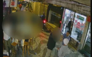 Homem abordado por criminosos no centro do Rio de Janeiro