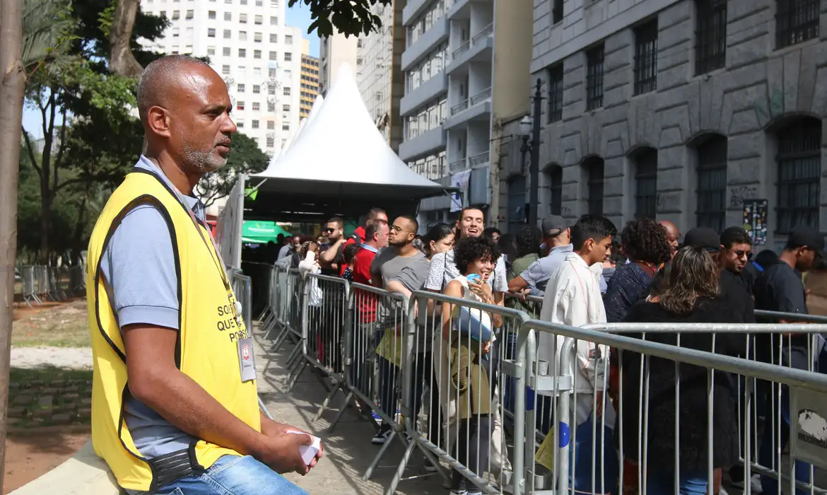 É Fundamental Preparar Um Currículo Atualizado, Além de Se Manter Informado Sobre os Requisitos de Cada Vaga. Imagem: Agência Brasil.